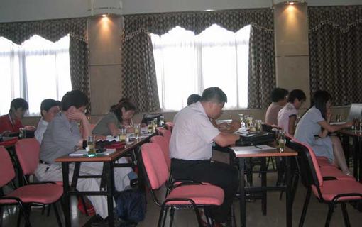 “十一五”中國(guó)制造業(yè)信息化技術(shù)及其標(biāo)準(zhǔn)化發(fā)展研討會(huì)暨2004年全國(guó)工業(yè)自動(dòng)化系統(tǒng)與集成標(biāo)準(zhǔn)化技術(shù)委員會(huì)年會(huì)及工業(yè)機(jī)器人標(biāo)準(zhǔn)劃分技術(shù)委員會(huì)換屆會(huì)，各參會(huì)人員聽取演講人員的報(bào)告，吸取經(jīng)驗(yàn)